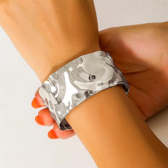 Мятый металлический женский браслет на руку серебристый