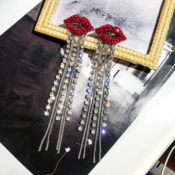 Довгі сережки Губи Довгі сережки Губи