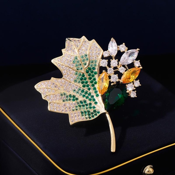 Люксова брошь листок клена Люксова брошь листок клена