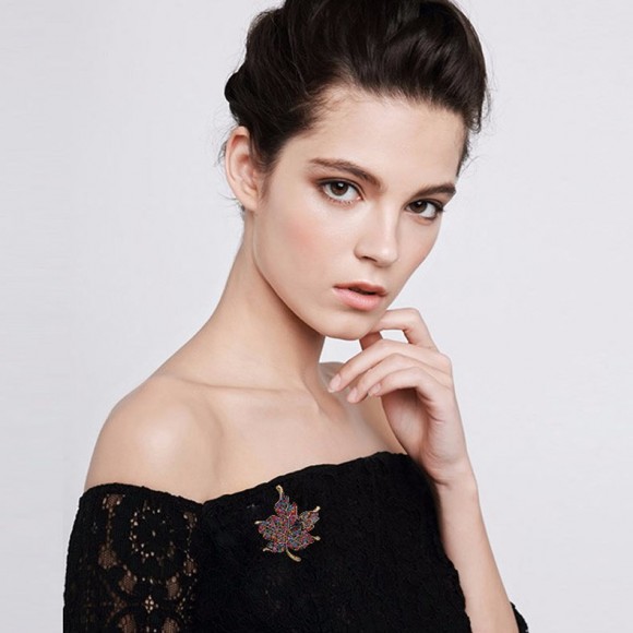 Брошка Кленовий лист із кристалами Брошка Кленовий лист із кристалами