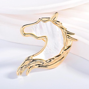 Преміум брошка Кінь з мушлі. Символ 2026 року