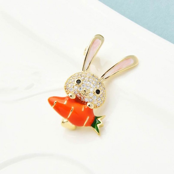 Брошка Зайчик з морквою Брошка Зайчик з морквою