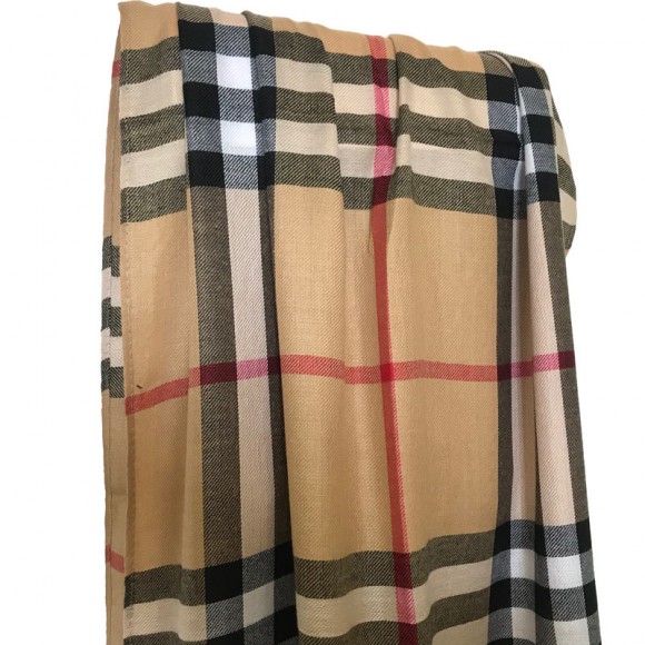 Шарф у клітку у стилі Burberry Шарф у клітку у стилі Burberry