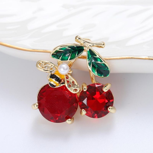 Брошка Вишня з бджілкою