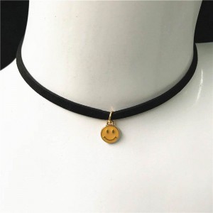 Замшевий чокер з кулоном жовтий смайлик