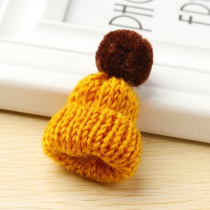 Брошь Вязаная шапка с помпоном Брошь Вязаная шапка с помпоном