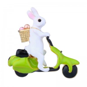 Брошь кролик на мопеде Символ 2023 года Брошь кролик на мопеде Символ 2023 года