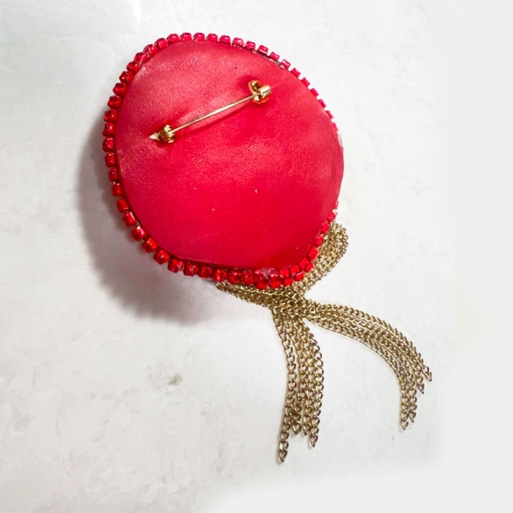 Брошка Мотанка Берегиня червона Брошка Мотанка Берегиня червона