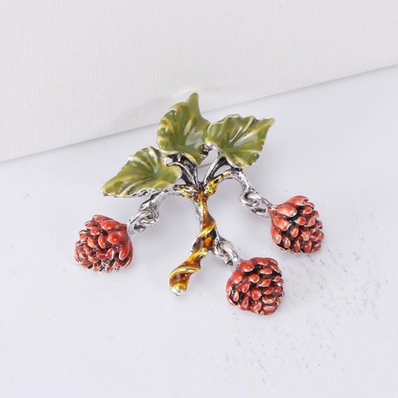 Брошка гілка з шишками