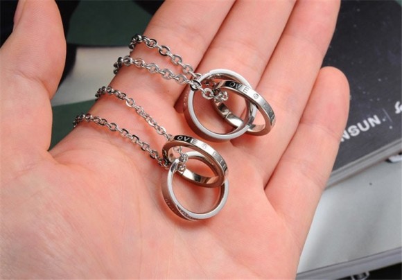 Парний кулон для закоханий із сталі Кільця Романтика