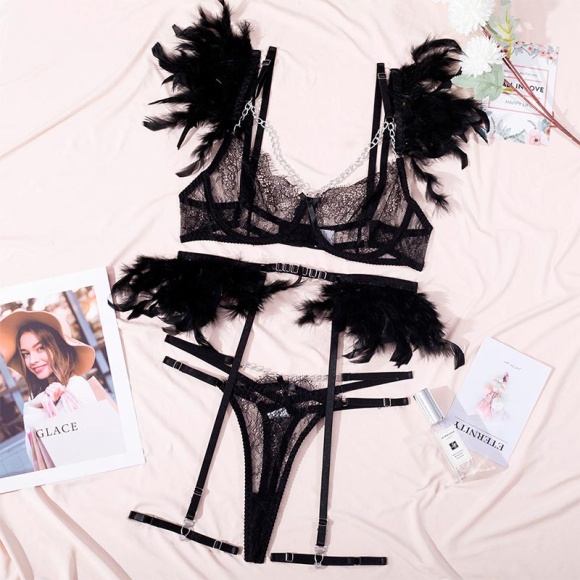 Черный ажурный комплект женского белья с перьями, поясом и подвязками