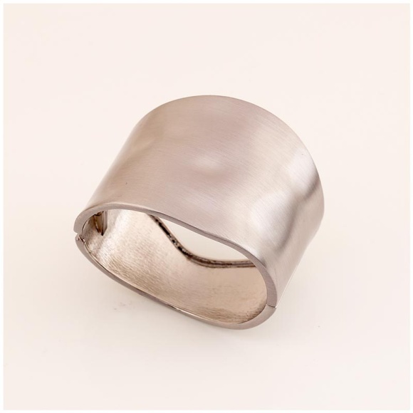 Широкий металлический женский браслет изгибы серебристый матовый