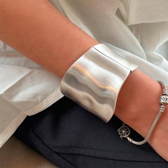 Широкий металлический женский браслет изгибы серебристый матовый