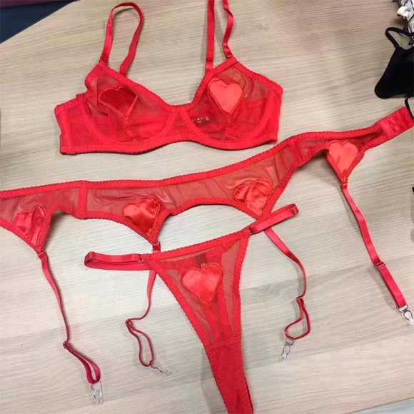 Червоний комплект жіночої білизни із поясом Серце Червоний комплект жіночої білизни із поясом Серце