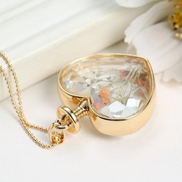 Кулон з квіткою всередині
