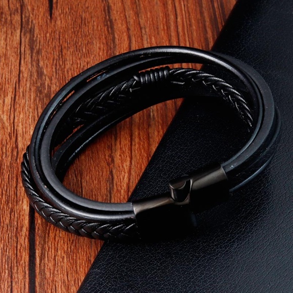 Мужской кожаный браслет c черным крестом Мужской кожаный браслет c черным крестом