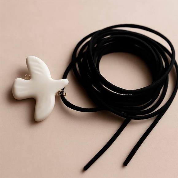 Колье на шнурке горлица из керамики Колье на шнурке горлица из керамики