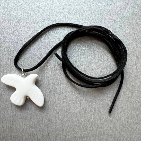 Колье на шнурке горлица из керамики Колье на шнурке горлица из керамики