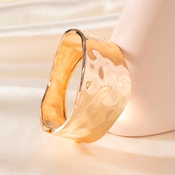 Металевий жіночий браслет гармонія вигинів блискучий