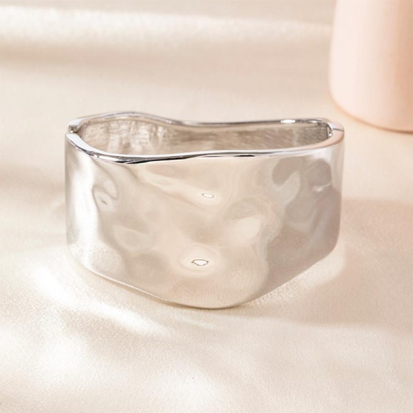 Сріблястий металевий браслет жіночий гармонія вигинів блискучий