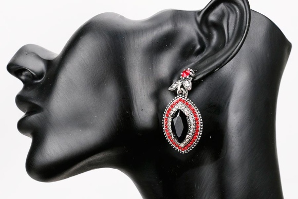 Сріблястий набір прикрас Айбіге: кулон, сережки