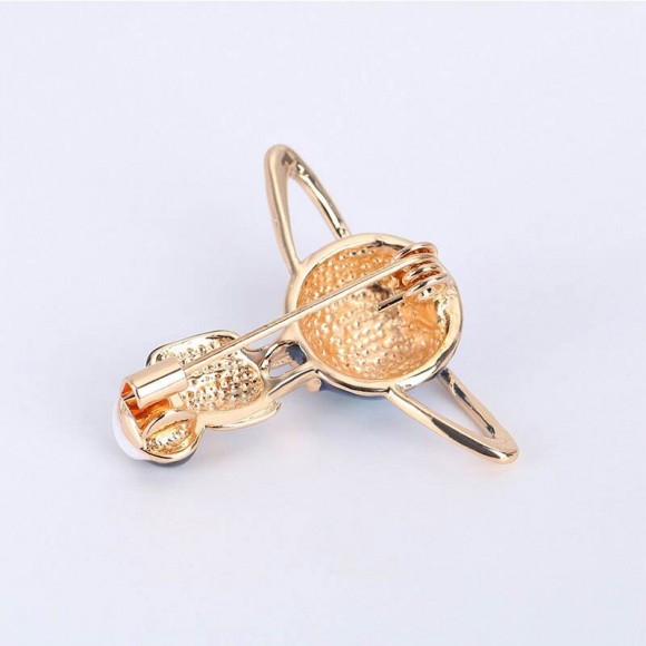 Брошь астронавт на планете