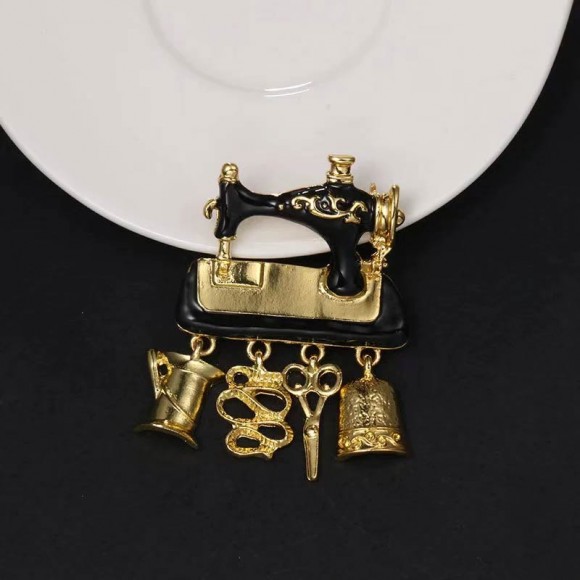 Брошь швейная машина с аксессуарами Брошь швейная машина с аксессуарами