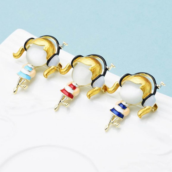 Брошь девушка в наушниках Брошь девушка в наушниках