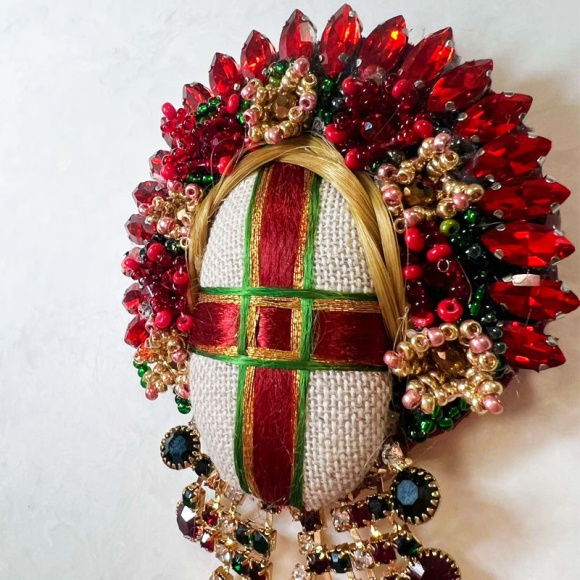 Брошь Мотанка с кристаллами красная