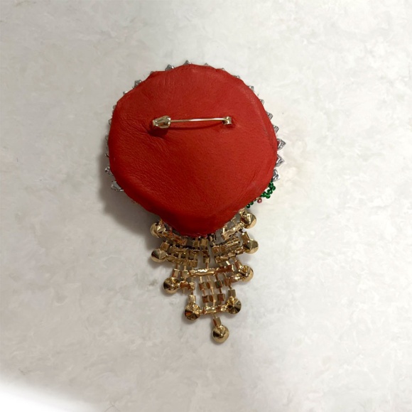 Брошь Мотанка с кристаллами красная