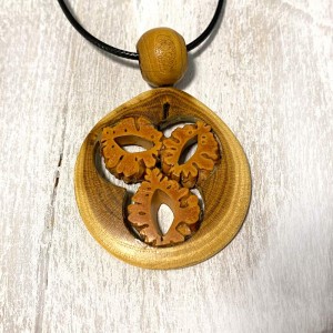 Кулон из дерева
