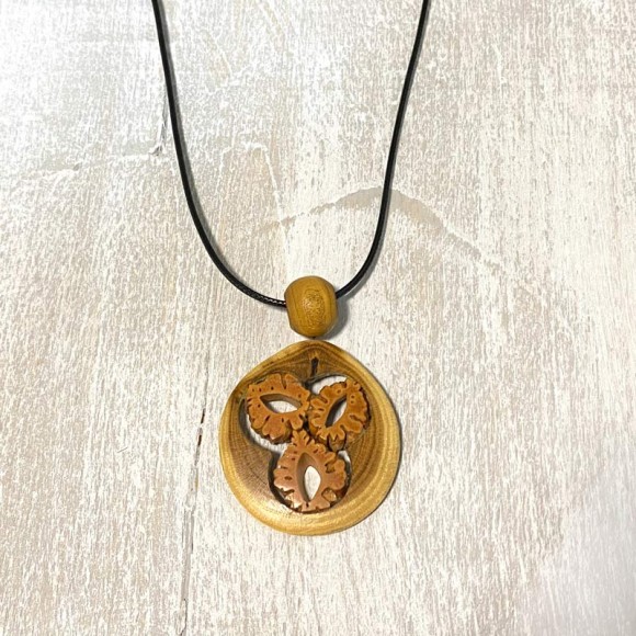 Кулон із дерева