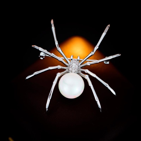 Брошь Паук белый