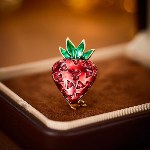 Элитная брошь клубника Элитная брошь клубника