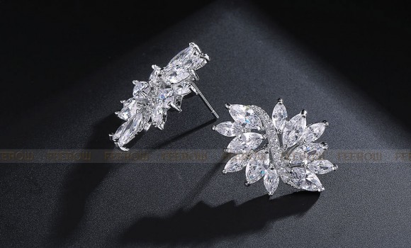 Серьги гвоздики с фианитами Джулия Серьги гвоздики с фианитами Джулия