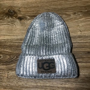 Шапка з напиленням Ugg
