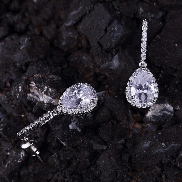 Золота підвіска з фіанітами.