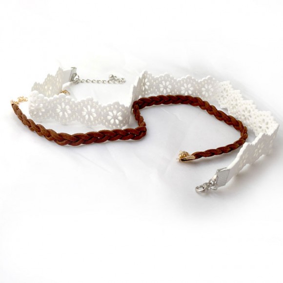 Замшевий чокер Орнамент білого кольору з кіскою Замшевий чокер Орнамент білого кольору з кіскою