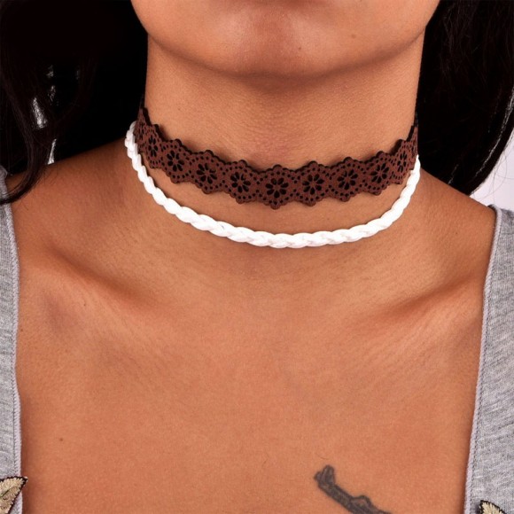 Замшевий чокер Орнамент білого кольору з кіскою Замшевий чокер Орнамент білого кольору з кіскою