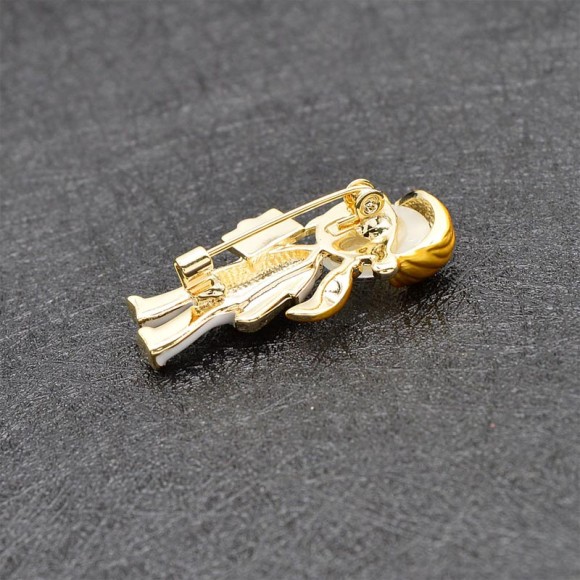 Брошь девушка врач шатенка Брошь девушка врач шатенка