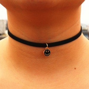 Замшевий чокер із кулоном Смайлик Замшевий чокер із кулоном Смайлик