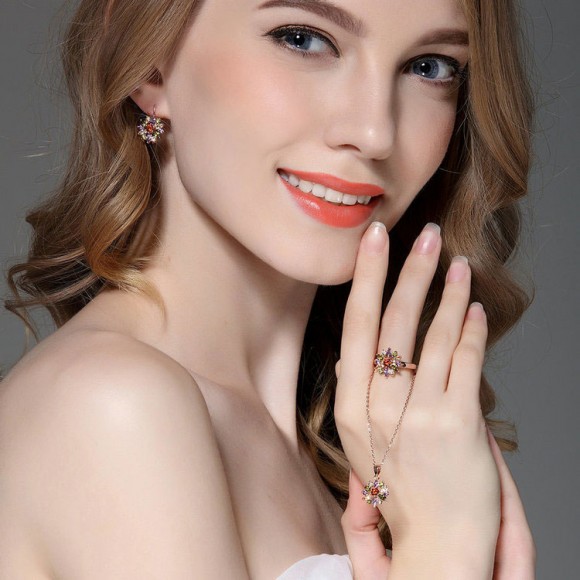 Набір прикрас: кулон і сережки Квітка з кристалами циркону Набір прикрас: кулон і сережки Квітка з кристалами циркону