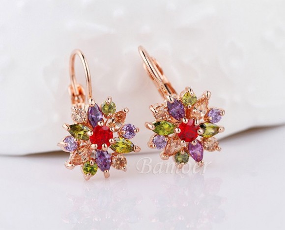 Набір прикрас: кулон і сережки Квітка з кристалами циркону Набір прикрас: кулон і сережки Квітка з кристалами циркону