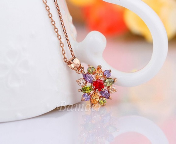 Набір прикрас: кулон і сережки Квітка з кристалами циркону Набір прикрас: кулон і сережки Квітка з кристалами циркону