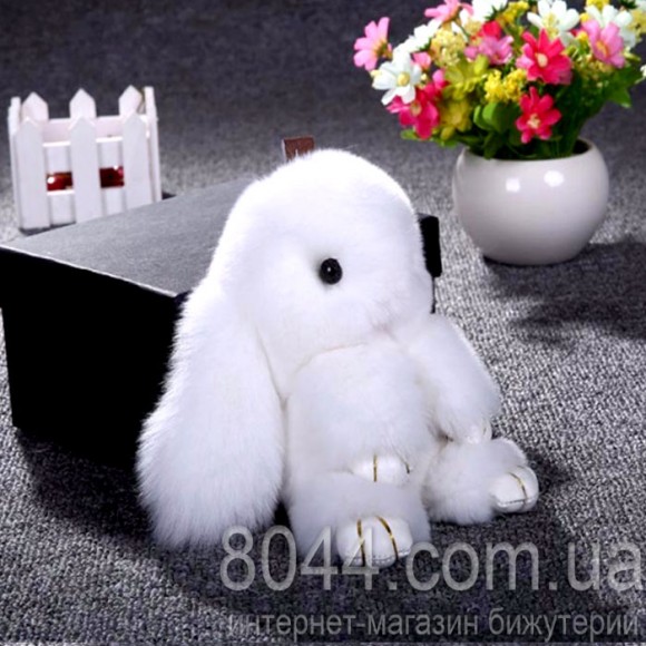 Брелок кролик из натурального меха белого цвета 15 см