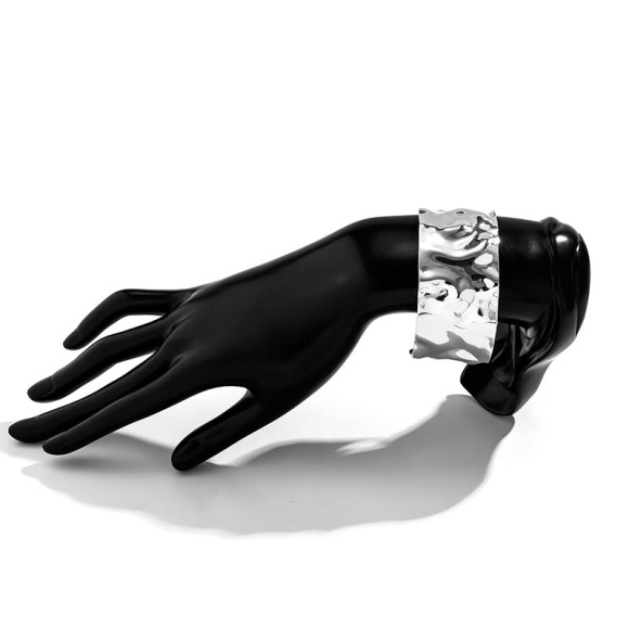 Мятый металлический женский браслет на руку серебристый