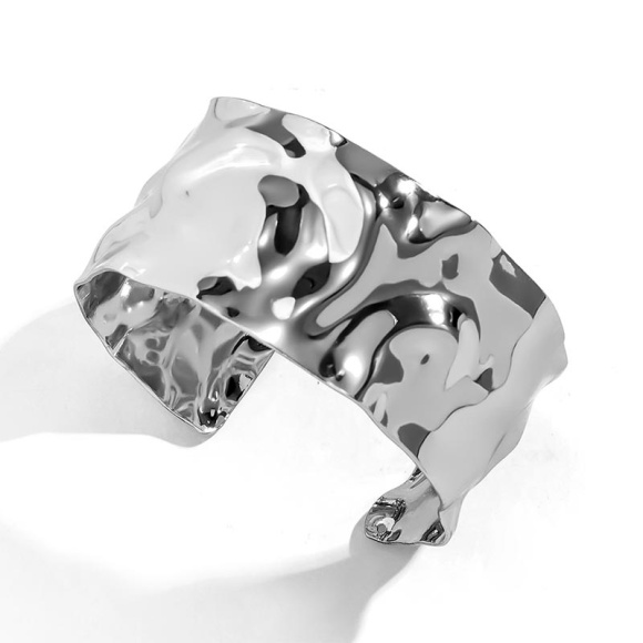 Мятый металлический женский браслет на руку серебристый