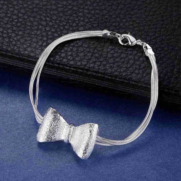 Набір прикрас: срібний кулон на ланцюжку і браслет.