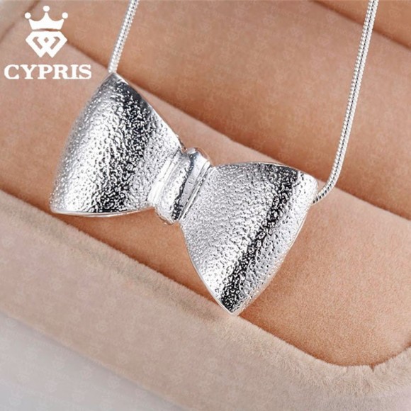 Набір прикрас: срібний кулон на ланцюжку і браслет.