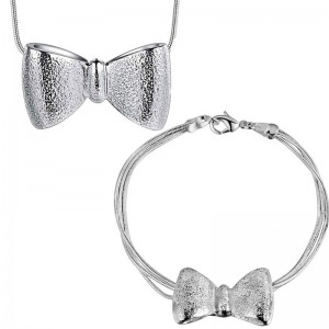 Набір прикрас: срібний кулон на ланцюжку і браслет. Набір прикрас: срібний кулон на ланцюжку і браслет.